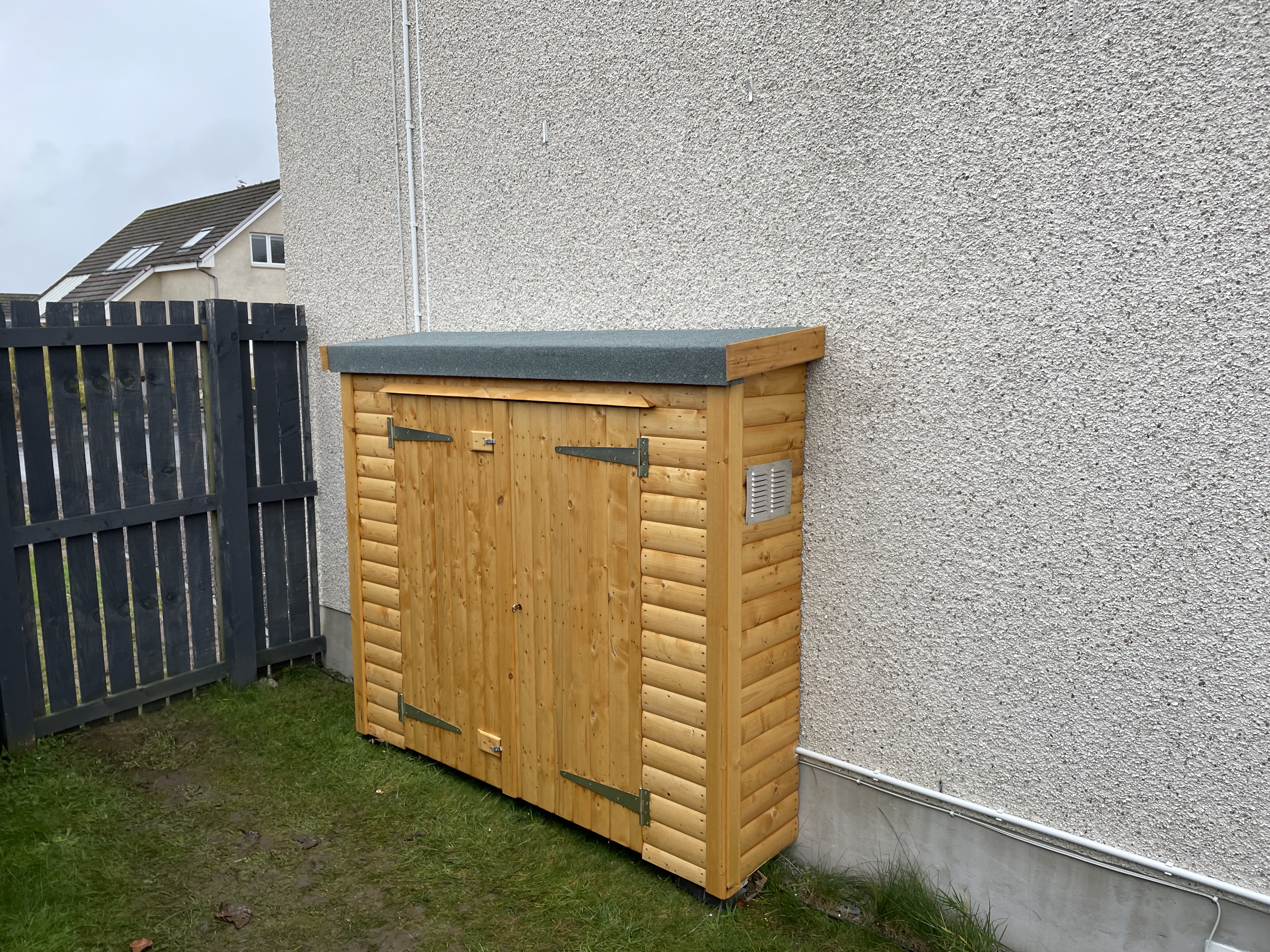 Solar battery enclosure